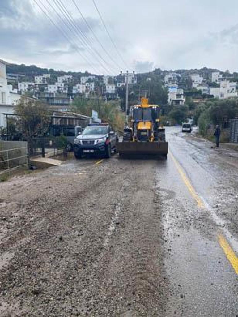 Bodrumda sağanak: Yollar göle döndü, iş yerlerini su bastı