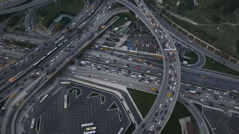 İstanbulda akşam saatlerinde derbi trafiği Ana arterlerde trafik durma noktasında
