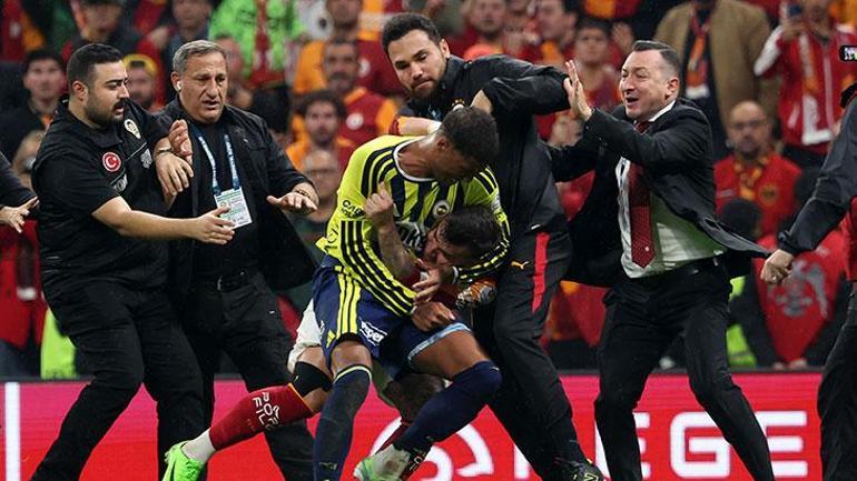Olaylı derbi dünya basınında Galatasaray-Fenerbahçe maçı Vahşi Batıya döndü