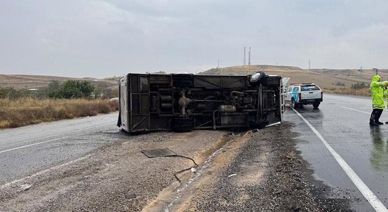 Kırıkkale’de işçileri taşıyan midibüs devrildi: 14 yaralı
