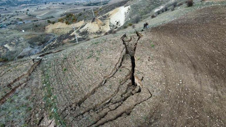 Kentte korkutan hareketlilik: Dev yarıklar oluştu Valiliktan açıklama geldi