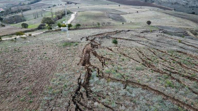 Kentte korkutan hareketlilik: Dev yarıklar oluştu Valiliktan açıklama geldi