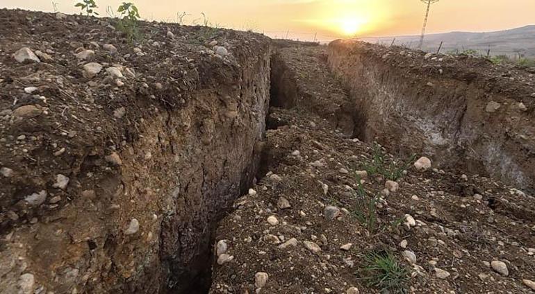 Kentte korkutan hareketlilik: Dev yarıklar oluştu Valiliktan açıklama geldi