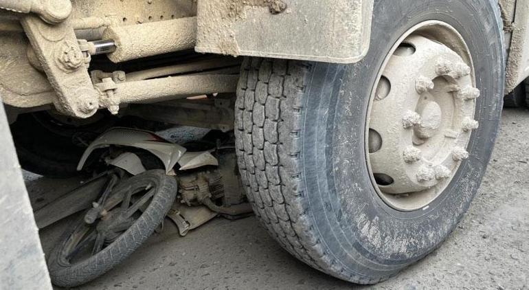 Hatay’da korkunç ölüm Motosiklet sürücüsü kamyonun altında kaldı