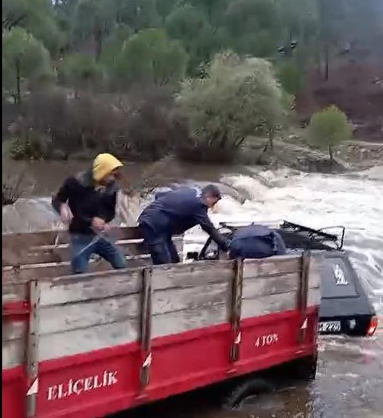 Aydında sel sularına kapılan araçtan can pazarı Sürücü ve yolcu kurtarıldı