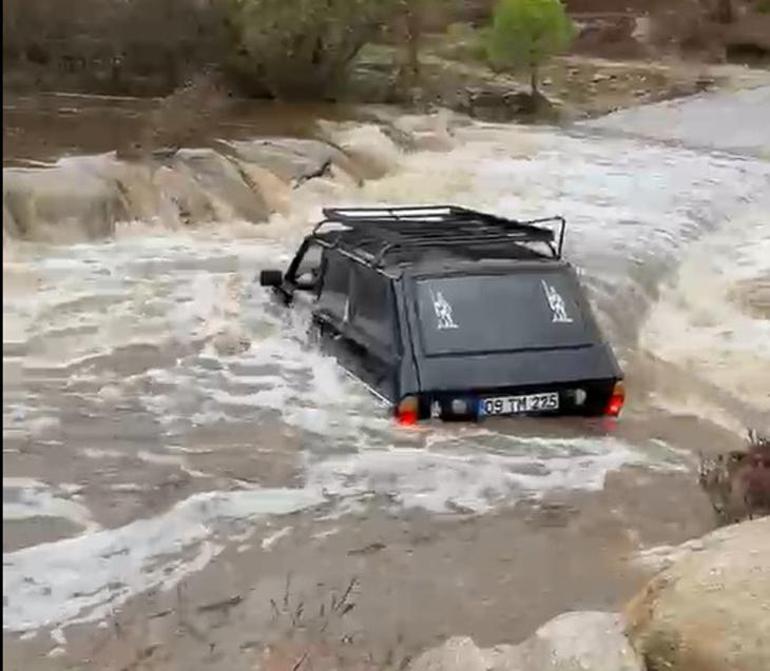 Aydında sel sularına kapılan araçtan can pazarı Sürücü ve yolcu kurtarıldı