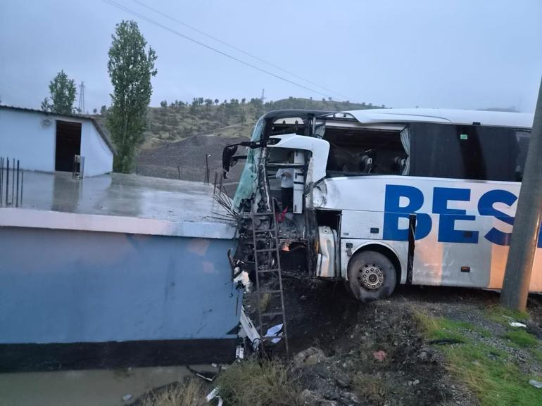 Şırnakta feci kaza Otobüs yoldan çıktı, 15 yaralı