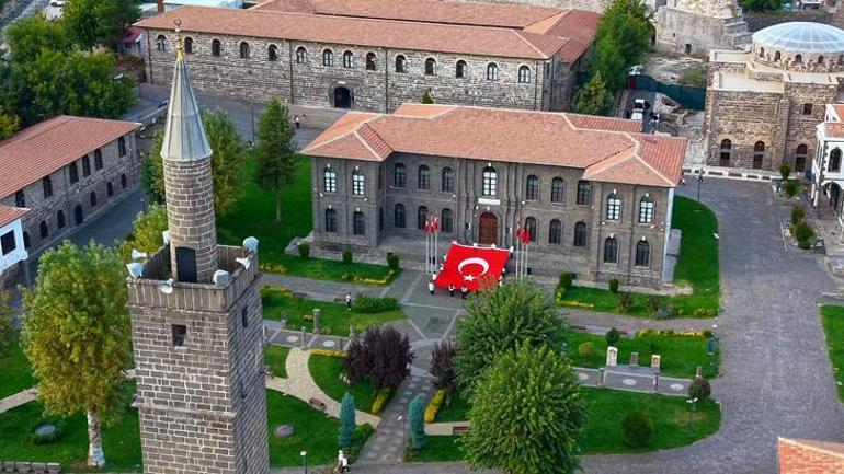 Diyarbakırda tarihi İçkalede 54 metrekarelik Türk bayrağı O anlar havadan görüntülendi