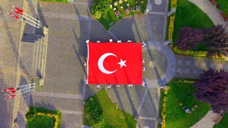 Diyarbakırda tarihi İçkalede 54 metrekarelik Türk bayrağı O anlar havadan görüntülendi