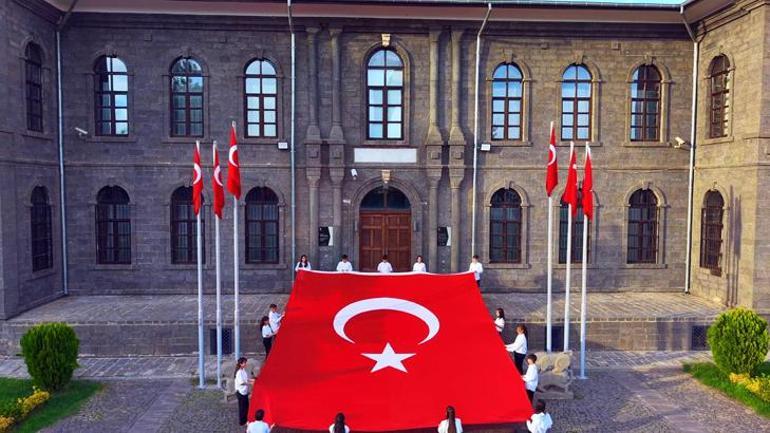 Diyarbakırda tarihi İçkalede 54 metrekarelik Türk bayrağı O anlar havadan görüntülendi