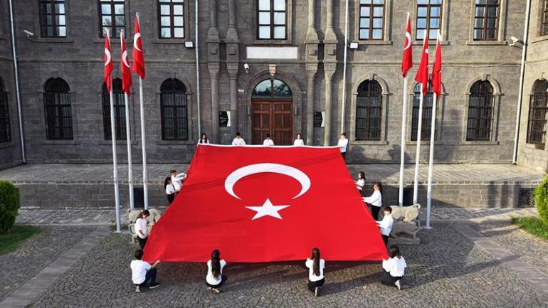 Diyarbakırda tarihi İçkalede 54 metrekarelik Türk bayrağı O anlar havadan görüntülendi