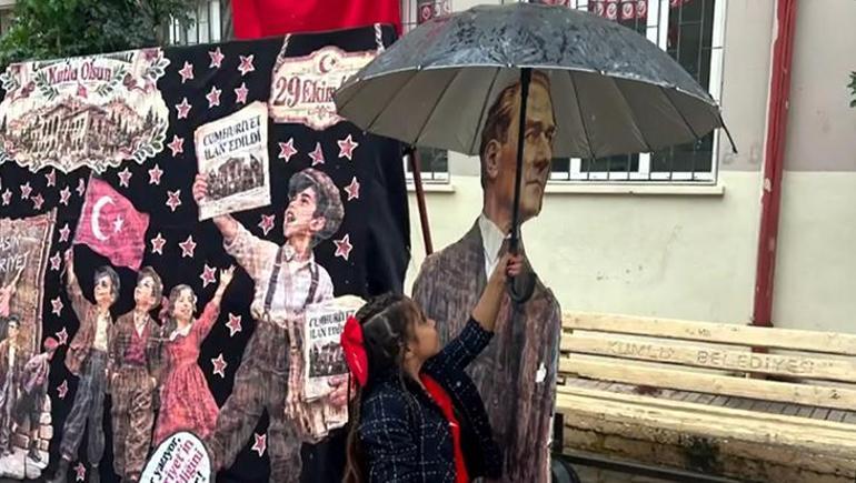 Hatayda 2nci sınıf öğrencisinden duygulandıran hareket Yağmurda Atatürk maketini şemsiyeyle korudu