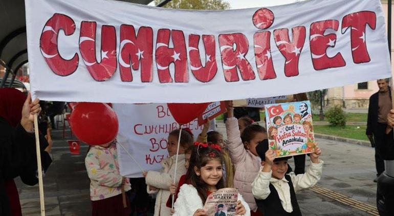 29 Ekim kutlamasında duygu dolu anlar Yaşlı adamın gözyaşlarını tutamadı