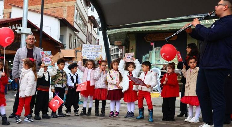 29 Ekim kutlamasında duygu dolu anlar Yaşlı adamın gözyaşlarını tutamadı