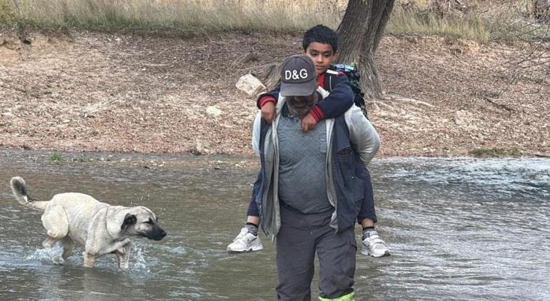 3 kızını şimdi ise oğlunu her gün sırtında taşıyordu Küçük Mustafa için harekete geçildi