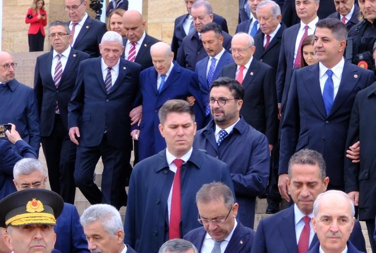 Bahçeli ve Dervişoğlu, Anıtkabir merdivenlerinden kol kola indi