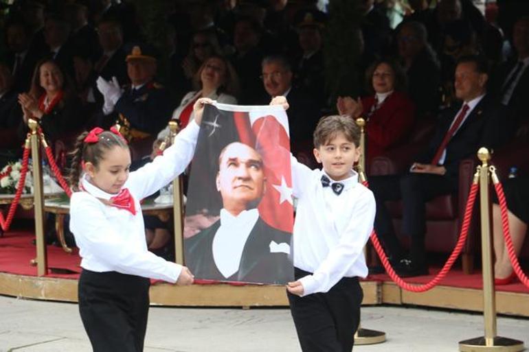 Eskişehirde SOLOTÜRK nefes kesti Binlerce kişi Sazova Parkına akın etti