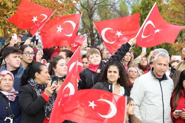 Eskişehirde SOLOTÜRK nefes kesti Binlerce kişi Sazova Parkına akın etti
