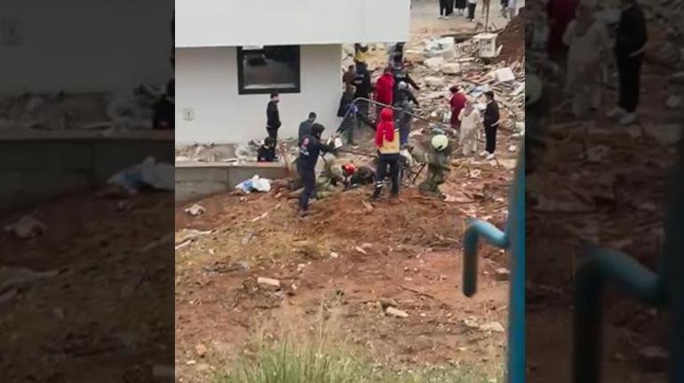Sultanbeylide korkutan görüntüler Anne ve oğlu çamura saplandı... İşte ekipleri seferber eden olay