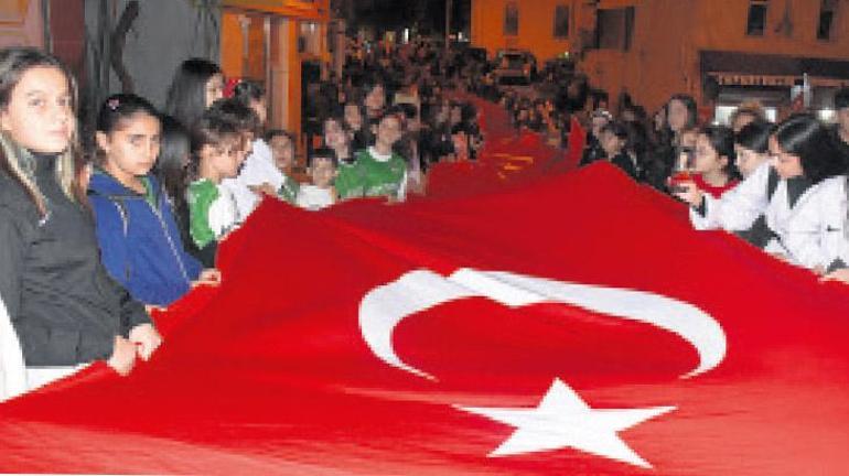 Cumhuriyet coşkusu geceyi aydınlattı