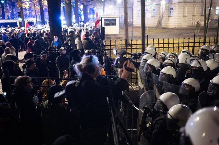 Polonya'da halka sokak çağrısı! Cumhurbaşkanı ülkede yokken Anayasa Mahkemesini polis bastı