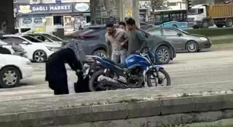 Yere düşen motosiklet sürücüsüne sopalı saldırı ‘Hem darp edildim hem de ceza yedim’