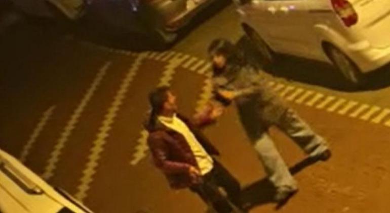İstanbulda şoke eden olay Tartıştığı erkeği sokak ortasında taşladı