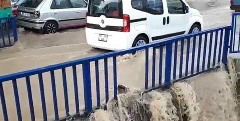 İzmirde yağmur hayatı felç etti, vatandaş tepki gösterdi
