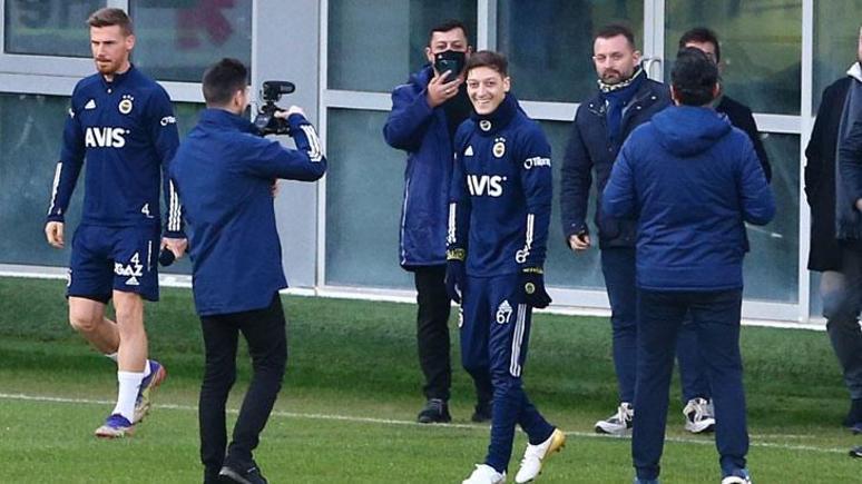 Son dakika | Mesut Özil imzayı attı, Fenerbahçede ilk idmanına çıktı