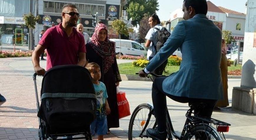 Yolda onu gören önce şaşkına dönüyor Kim olduğu anlaşılınca da... Yolda onu gören önce şaşkına dönüyor Kim olduğu anlaşılınca da...