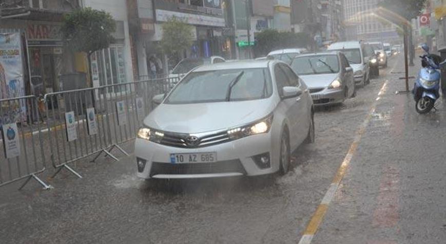 Meteoroloji uyarmıştı Ve sağanak yağış başladı