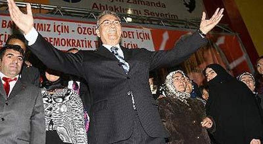 Baykal türbanlı ve çarşaflı yeni üyelere rozet taktı...