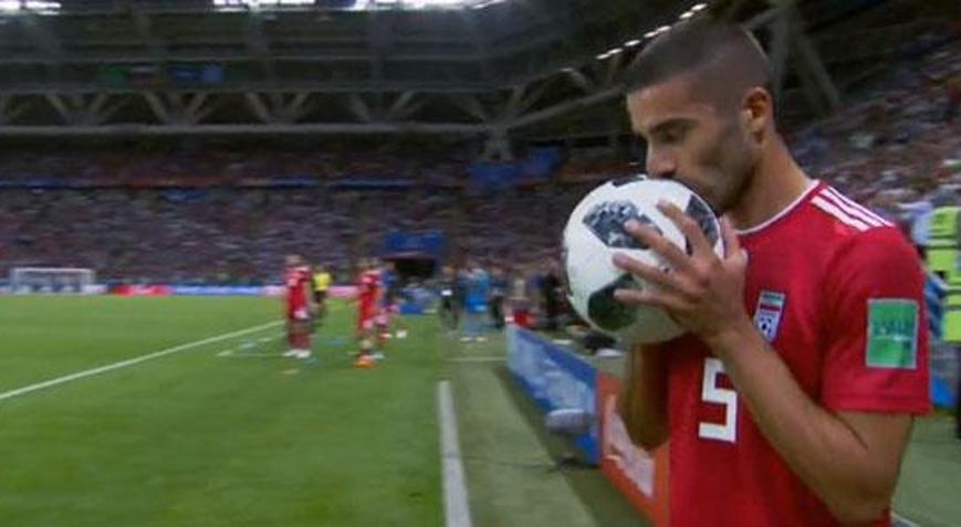 İranlı futbolcu kendini rezil etti