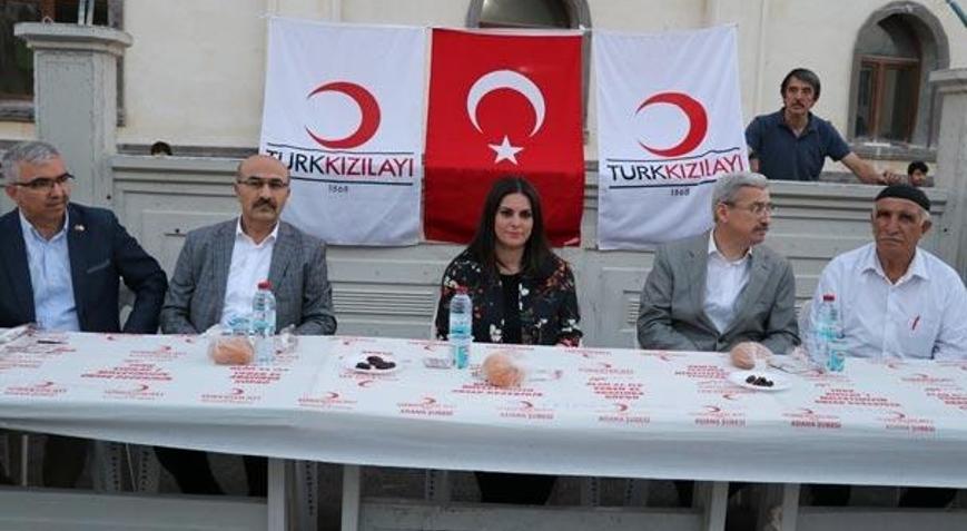 Bakan Sarıeroğlu Adanada vatandaşlarla iftar yaptı