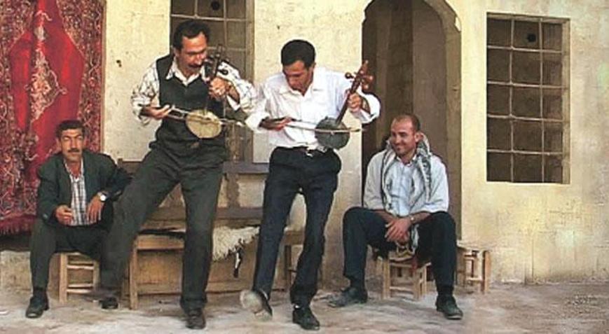 Köyde söylenen türküyü stüdyoda rock’a uyarladı