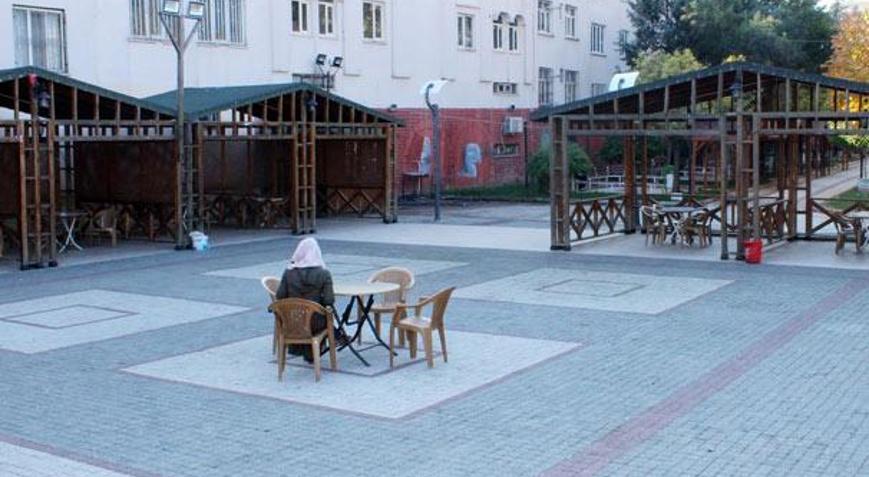Kitap okuma etkinliğinde dikkat çeken görüntü