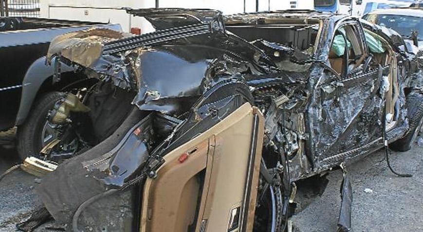 Uçak pistinden   yola araba uçtu