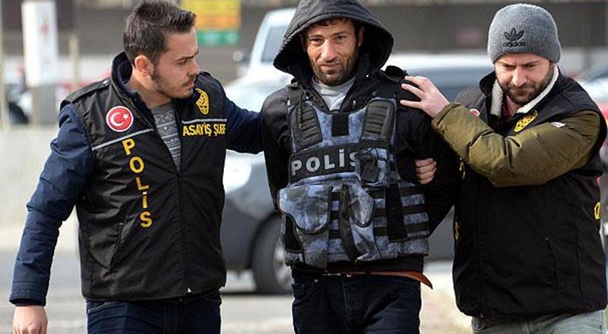 Eşini öldürüp gazetecilere röportaj vermişti Bugün yakalandı... Eşini öldürüp gazetecilere röportaj vermişti Bugün yakalandı...
