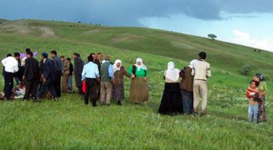 Yıldırım çarpan babalarını toprağa gömüp yardım beklediler Yıldırım çarpan babalarını toprağa gömüp yardım beklediler