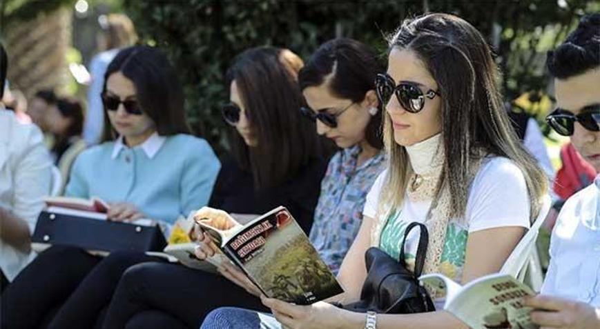 Öğrenciler sokakta kitap okudu Öğrenciler sokakta kitap okudu