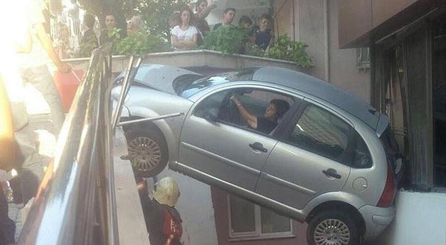 Kadın sürücü aracıyla birlikte havada asılı kaldı