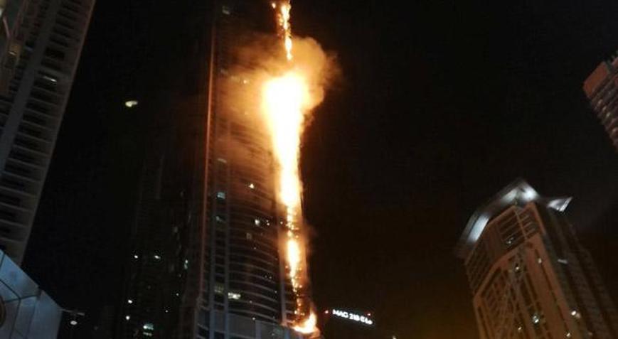 Alevler 79 katlı ünlü gökdeleni sardı, çığlıklar yükseldi Alevler 79 katlı ünlü gökdeleni sardı, çığlıklar yükseldi