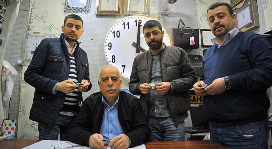 Saat tamircisi, üç oğluna da saat tamirciliğini öğretip dükkan açtı