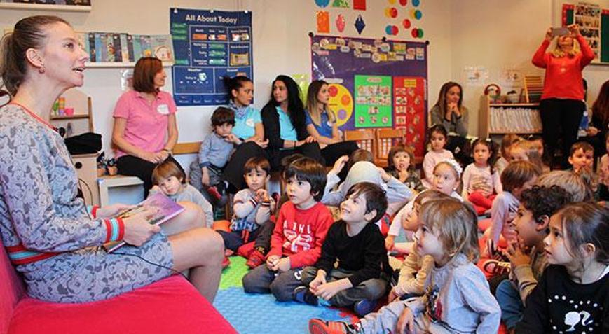 Tuğba Ünsal çocuklara kitap sevgisini aşılıyor