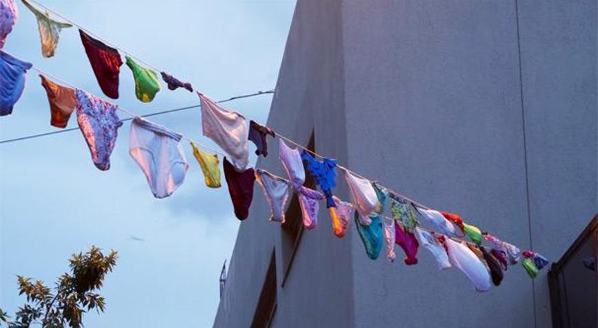 Tecavüzlere karşı kirli iç çamaşırları astılar