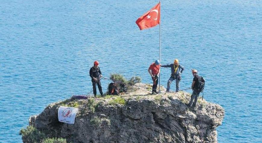 Kayalıkta yıpranmış  bayrak operasyonu
