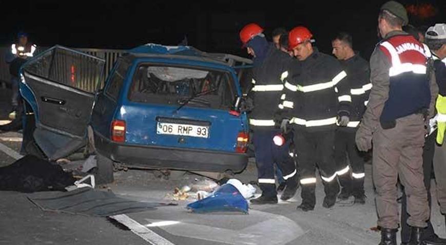 Otomobil bariyerlere çarptı: 3 ölü