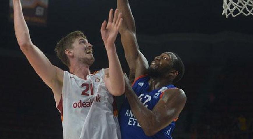 Galatasaray Odeabank-Anadolu Efes: 73-63