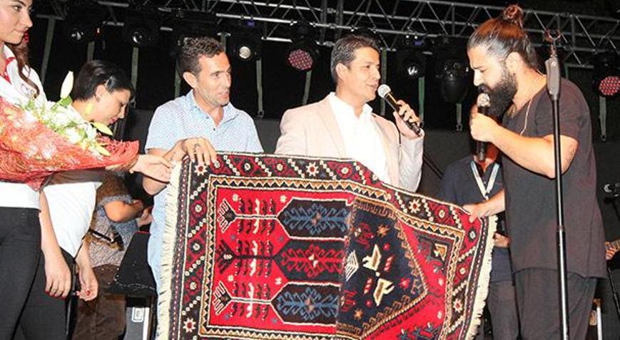 Koray Avcıya Döşemealtı halısı
