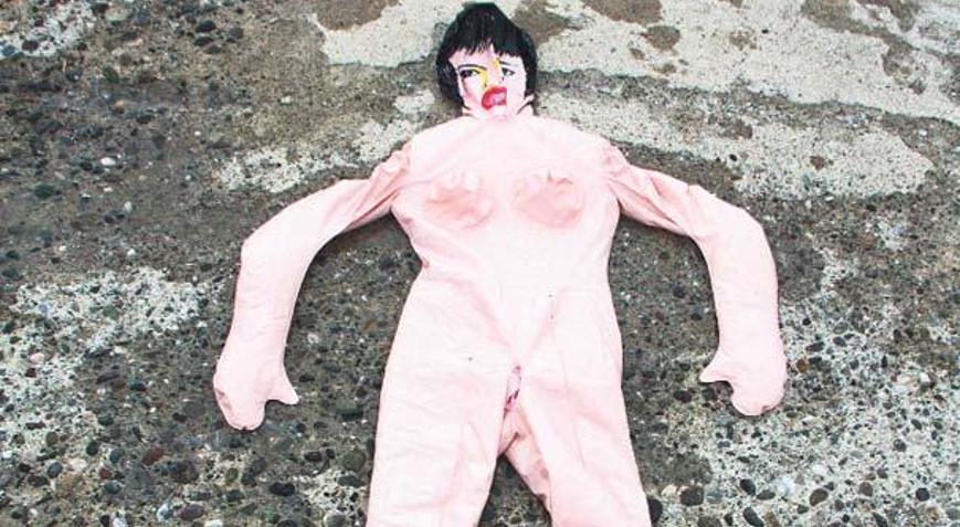 Denizdeki şişme kadını ceset sandılar